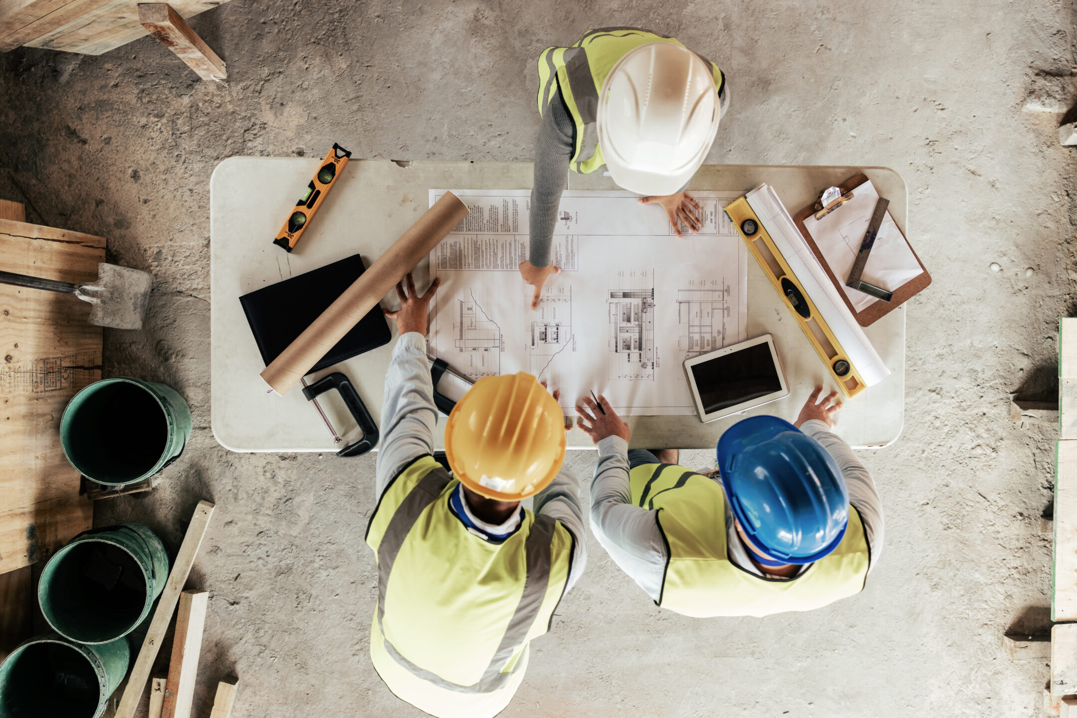 Elektrotechniker der in einer Schalttafel mit Sicherungen arbeitet