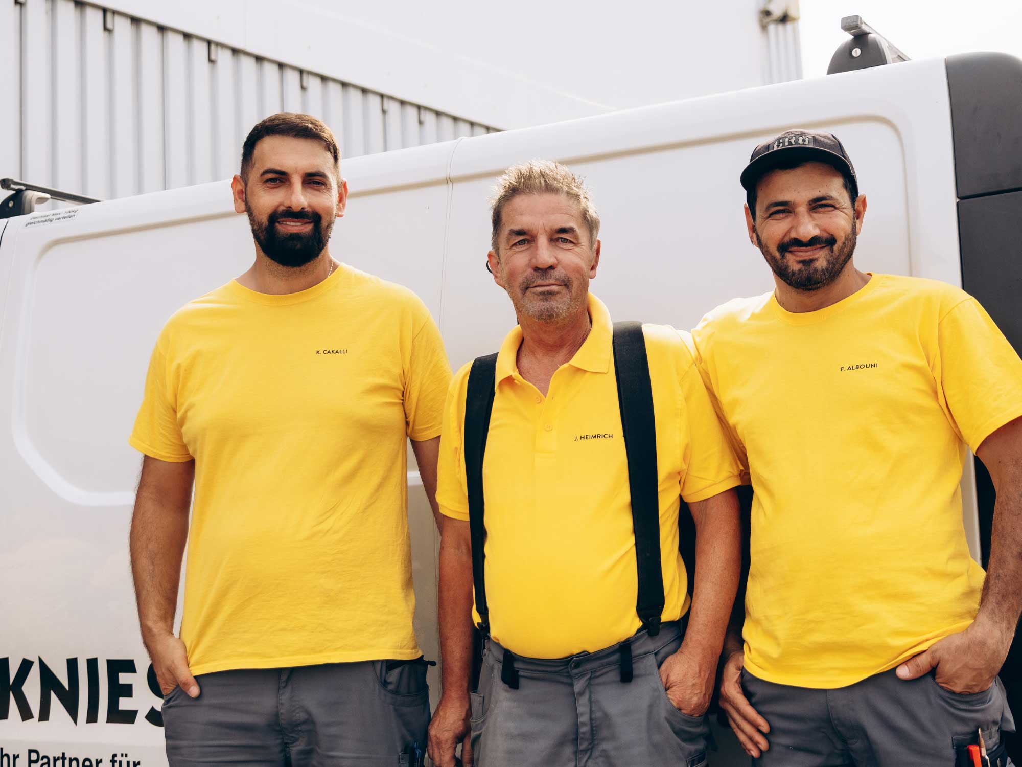 Elektrotechniker der in einer Schalttafel mit Sicherungen arbeitet