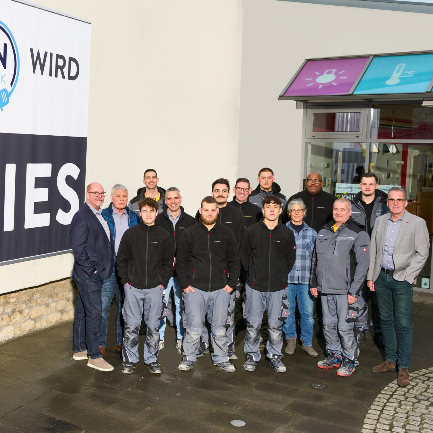 Elektrotechniker der in einer Schalttafel mit Sicherungen arbeitet